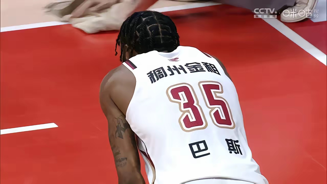 技术犀利球员传球准确制造得分机会