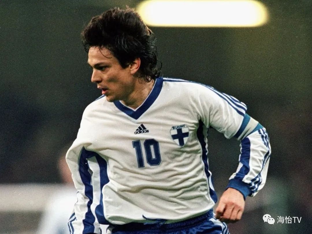 芬兰足球传奇球员担任荣誉赛评委