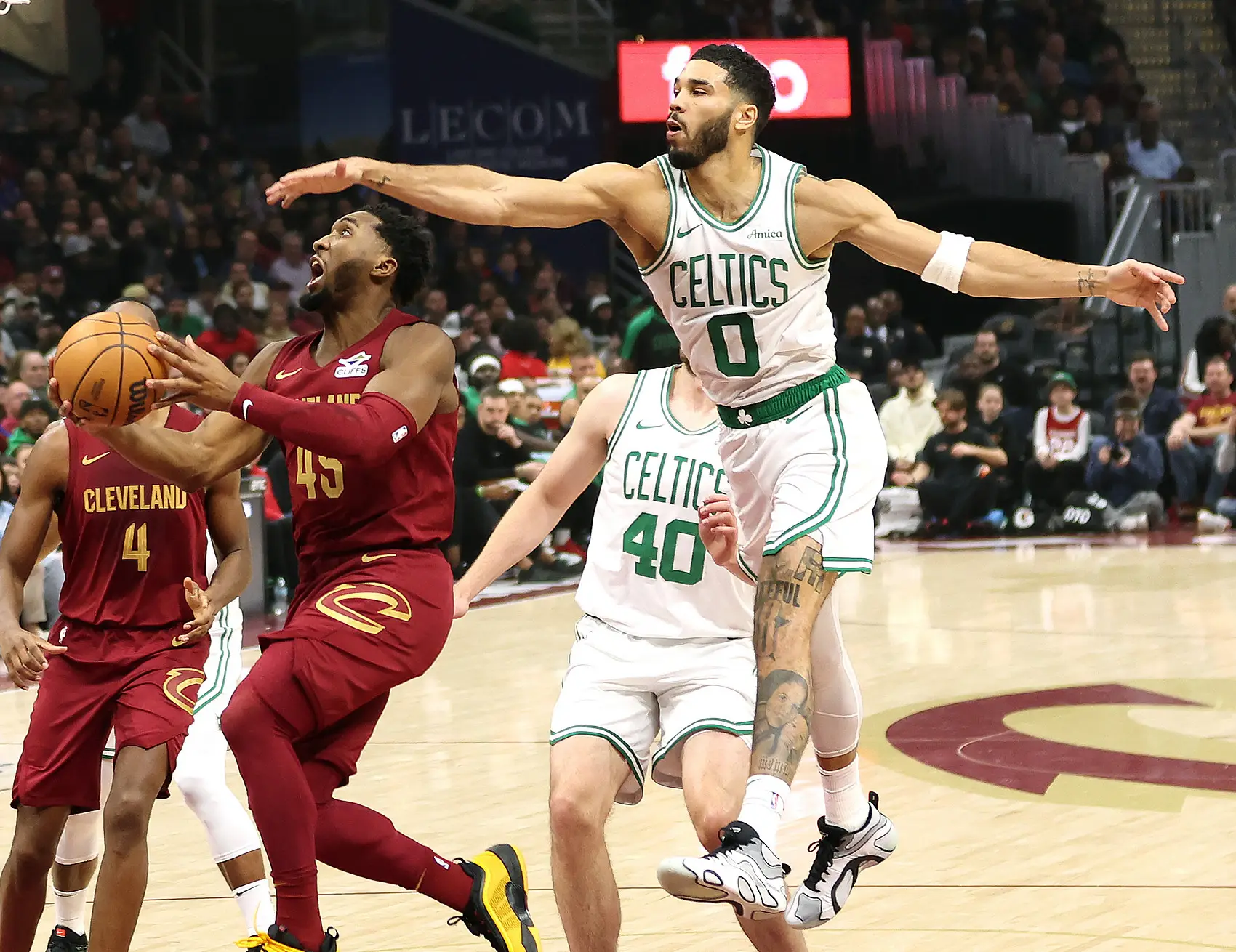 骑士惊险战胜森林狼，塔图姆砍下关键三分