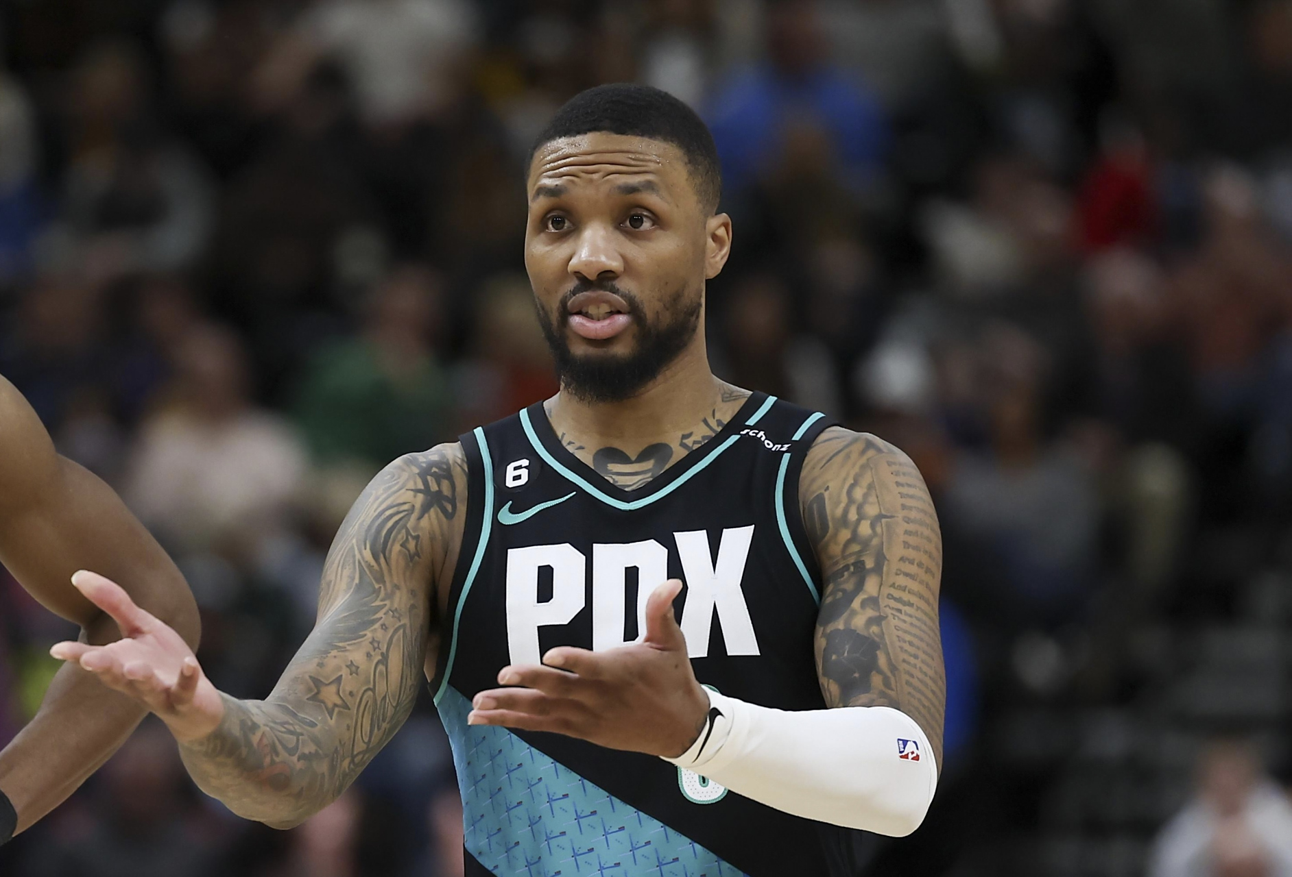 开拓者战胜篮网，利拉德取得关键进球