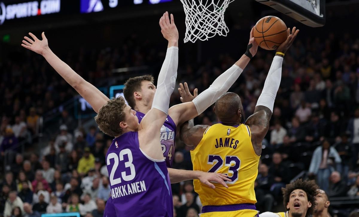 爵士惊险击败湖人，连胜终结